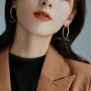 Dumb Golden Earrings Light Luxury High-end Atmospheric 2025 New Explosive Earrings Design Niche Unique Earrings for Women