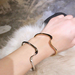 Dumb Golden Earrings Light Luxury High-end Atmospheric 2025 New Explosive Earrings Design Niche Unique Earrings for Women