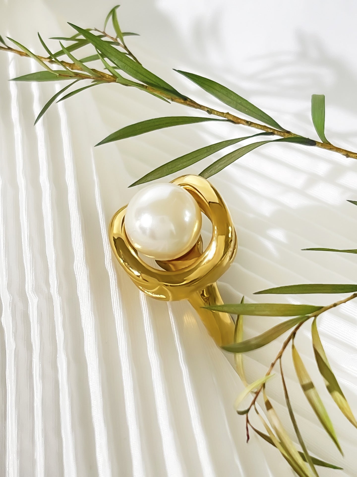 Cross-border new style light luxury fashion titanium steel inlaid pearl 18K gold Waterproof high texture elegant all-match women's ring