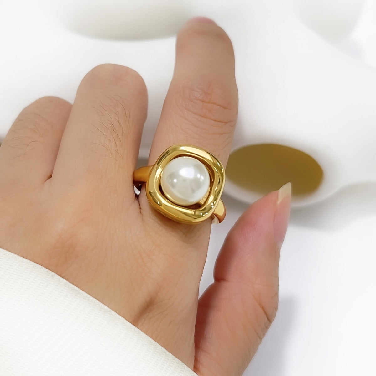 Cross-border new style light luxury fashion titanium steel inlaid pearl 18K gold Waterproof high texture elegant all-match women's ring