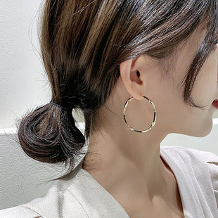 Dumb Golden Earrings Light Luxury High-end Atmospheric 2025 New Explosive Earrings Design Niche Unique Earrings for Women