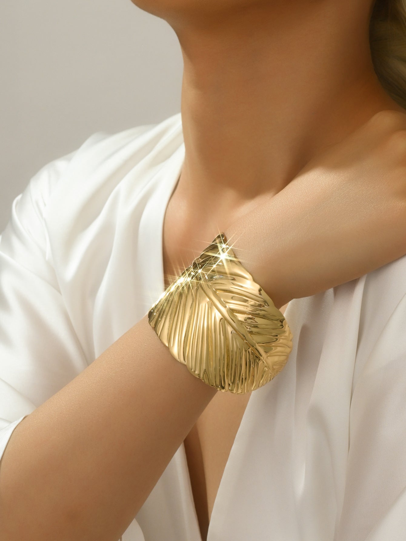 Wholesale One Piece of Fashionable and Simple Metal Leaf Open Bracelet Suitable for Women's Daily Wear