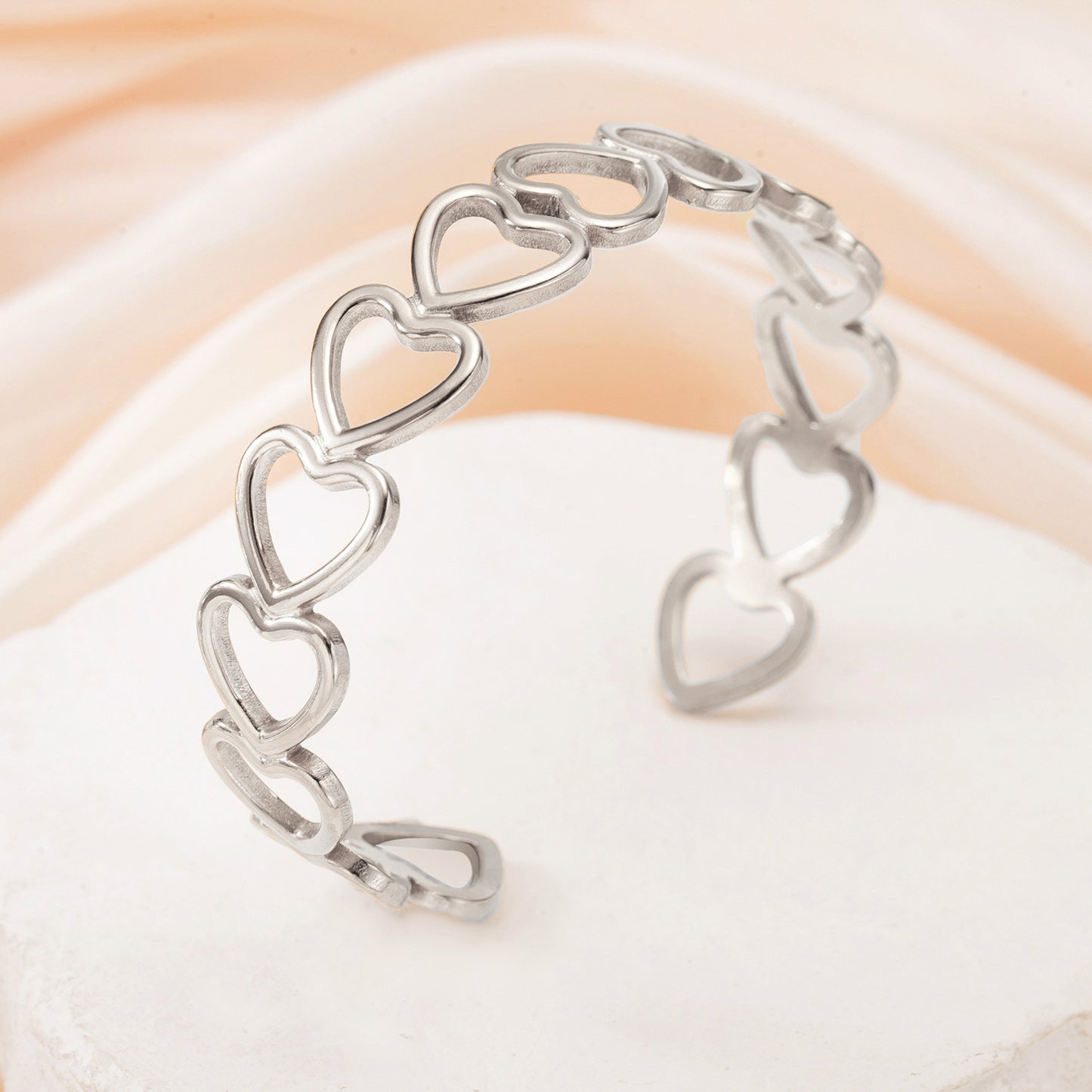 Cross-Border Retro Oil-Pressed Stainless Steel Hollow Heart Flower Bracelet Electroplated High-End Light Luxury Women's Bracelet Wholesale