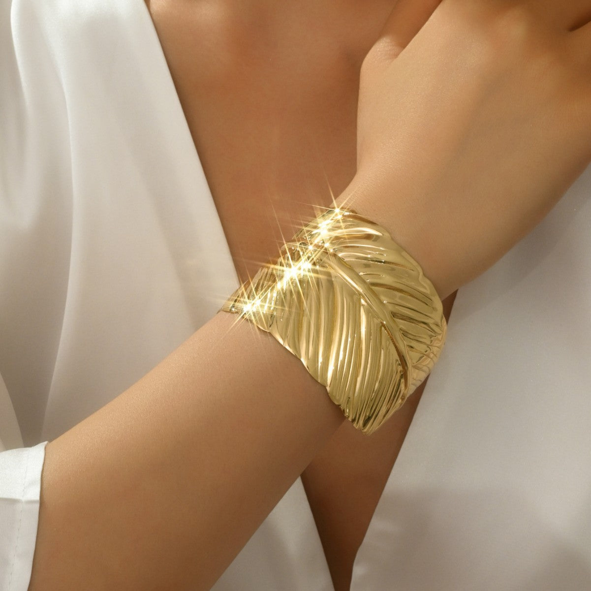 Wholesale One Piece of Fashionable and Simple Metal Leaf Open Bracelet Suitable for Women's Daily Wear