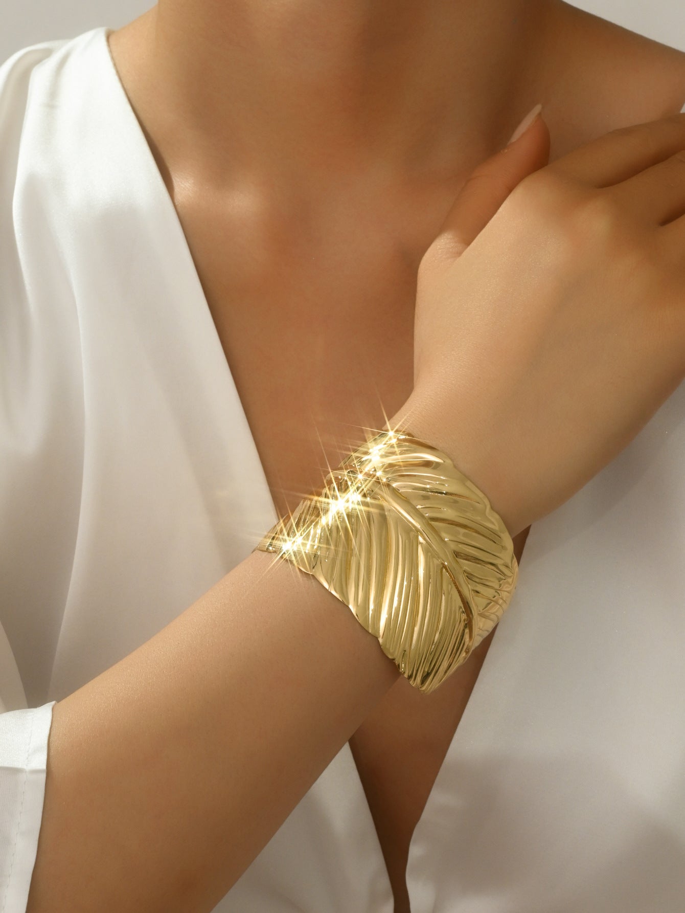 Wholesale One Piece of Fashionable and Simple Metal Leaf Open Bracelet Suitable for Women's Daily Wear