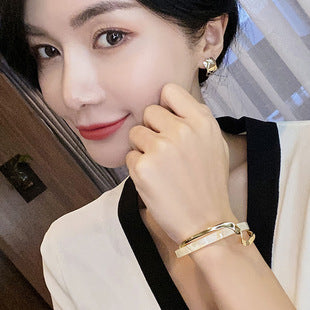 Dumb Golden Earrings Light Luxury High-end Atmospheric 2025 New Explosive Earrings Design Niche Unique Earrings for Women