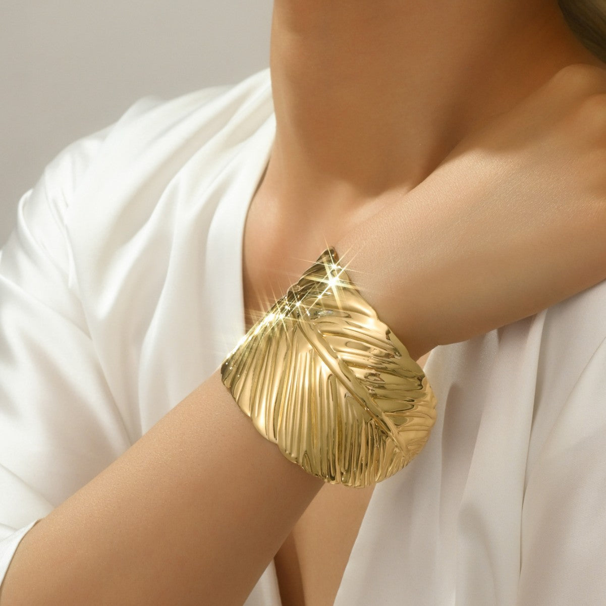 Wholesale One Piece of Fashionable and Simple Metal Leaf Open Bracelet Suitable for Women's Daily Wear