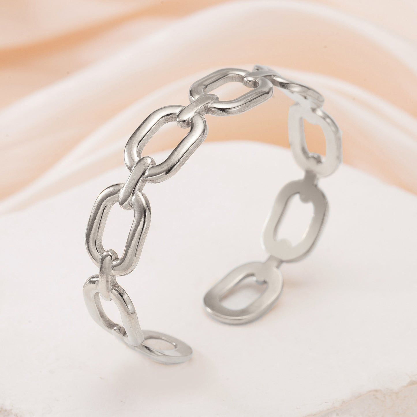 Cross-Border Retro Oil-Pressed Stainless Steel Hollow Heart Flower Bracelet Electroplated High-End Light Luxury Women's Bracelet Wholesale