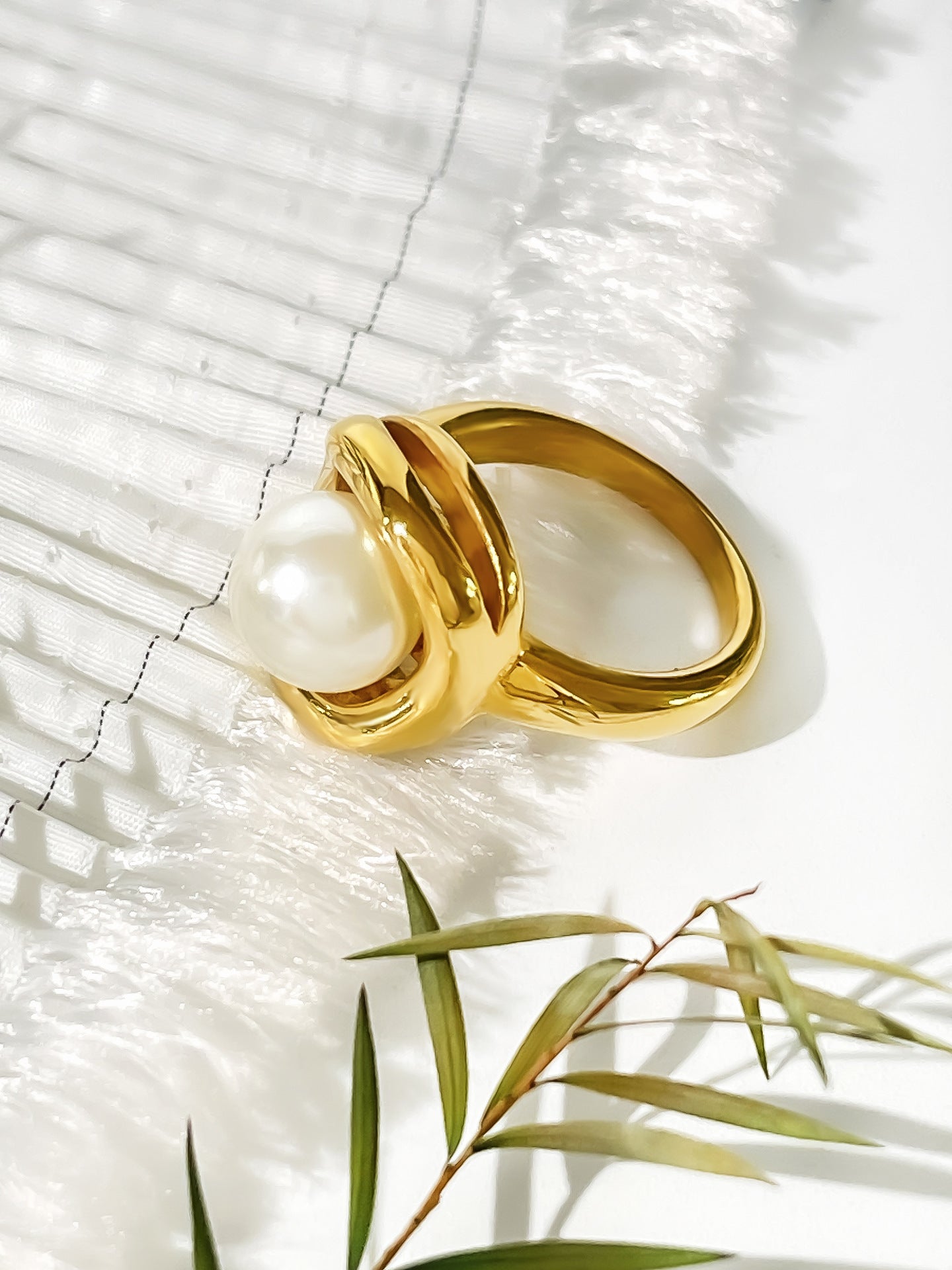 Cross-border new style light luxury fashion titanium steel inlaid pearl 18K gold Waterproof high texture elegant all-match women's ring