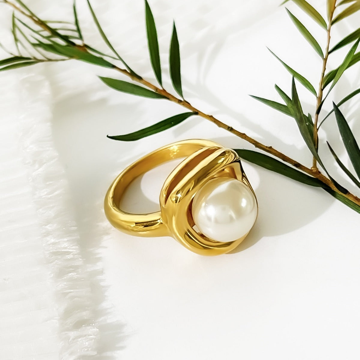 Cross-border new style light luxury fashion titanium steel inlaid pearl 18K gold Waterproof high texture elegant all-match women's ring
