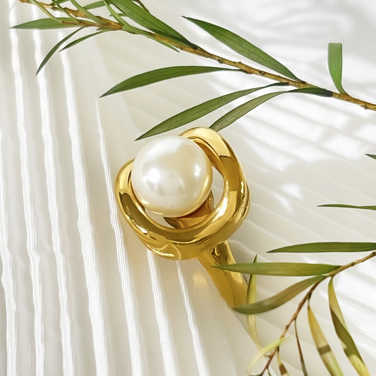 Cross-border new style light luxury fashion titanium steel inlaid pearl 18K gold Waterproof high texture elegant all-match women's ring