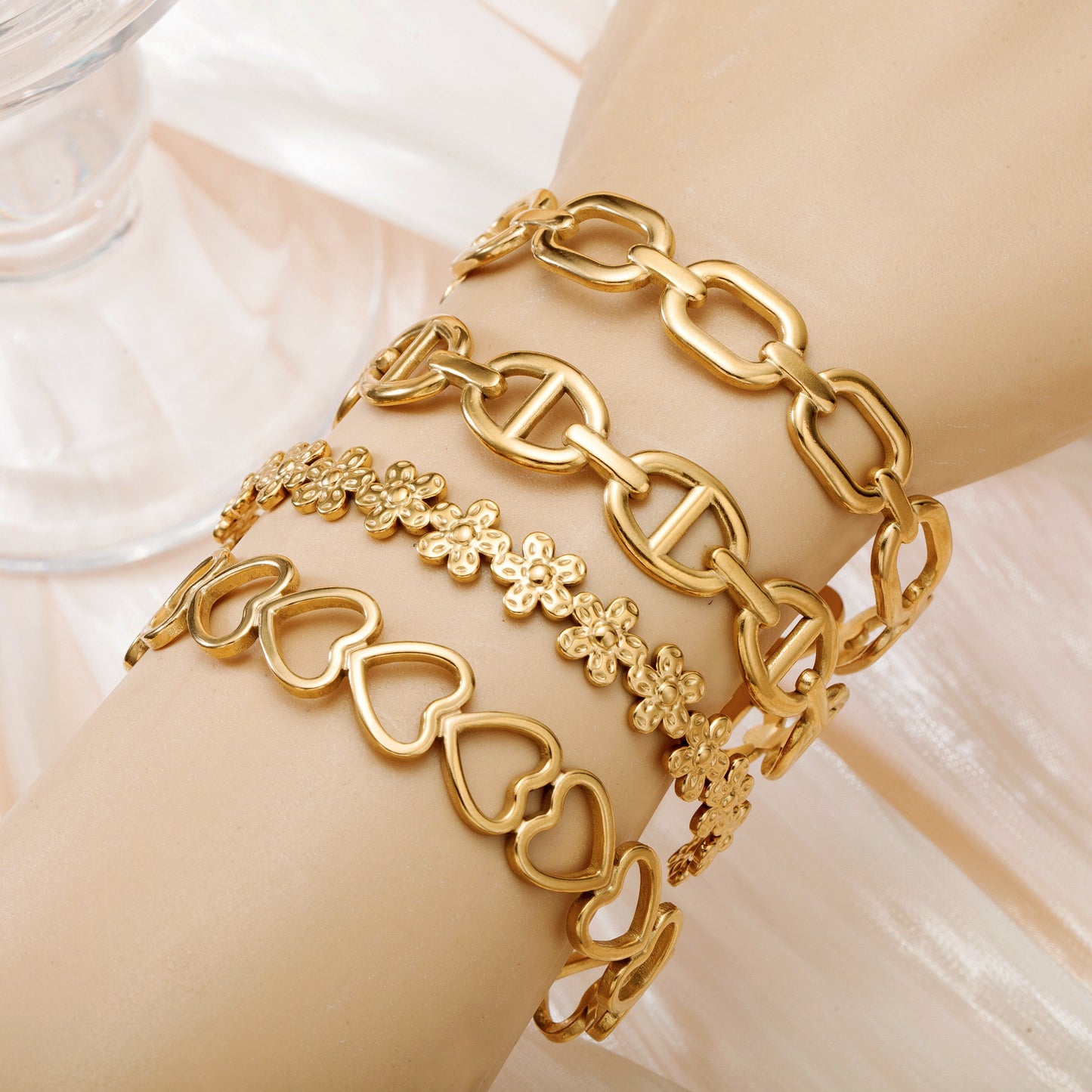 Cross-Border Retro Oil-Pressed Stainless Steel Hollow Heart Flower Bracelet Electroplated High-End Light Luxury Women's Bracelet Wholesale