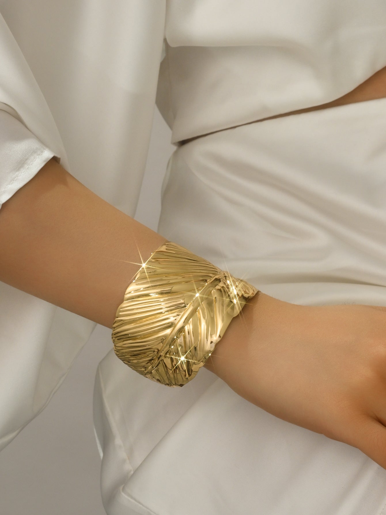 Wholesale One Piece of Fashionable and Simple Metal Leaf Open Bracelet Suitable for Women's Daily Wear