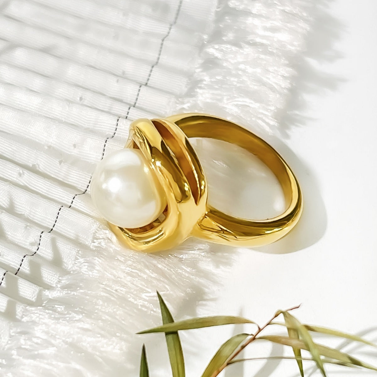 Cross-border new style light luxury fashion titanium steel inlaid pearl 18K gold Waterproof high texture elegant all-match women's ring