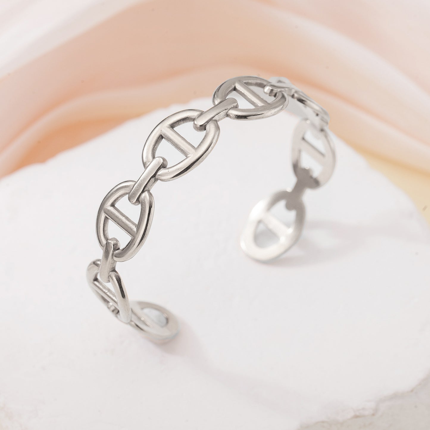 Cross-Border Retro Oil-Pressed Stainless Steel Hollow Heart Flower Bracelet Electroplated High-End Light Luxury Women's Bracelet Wholesale