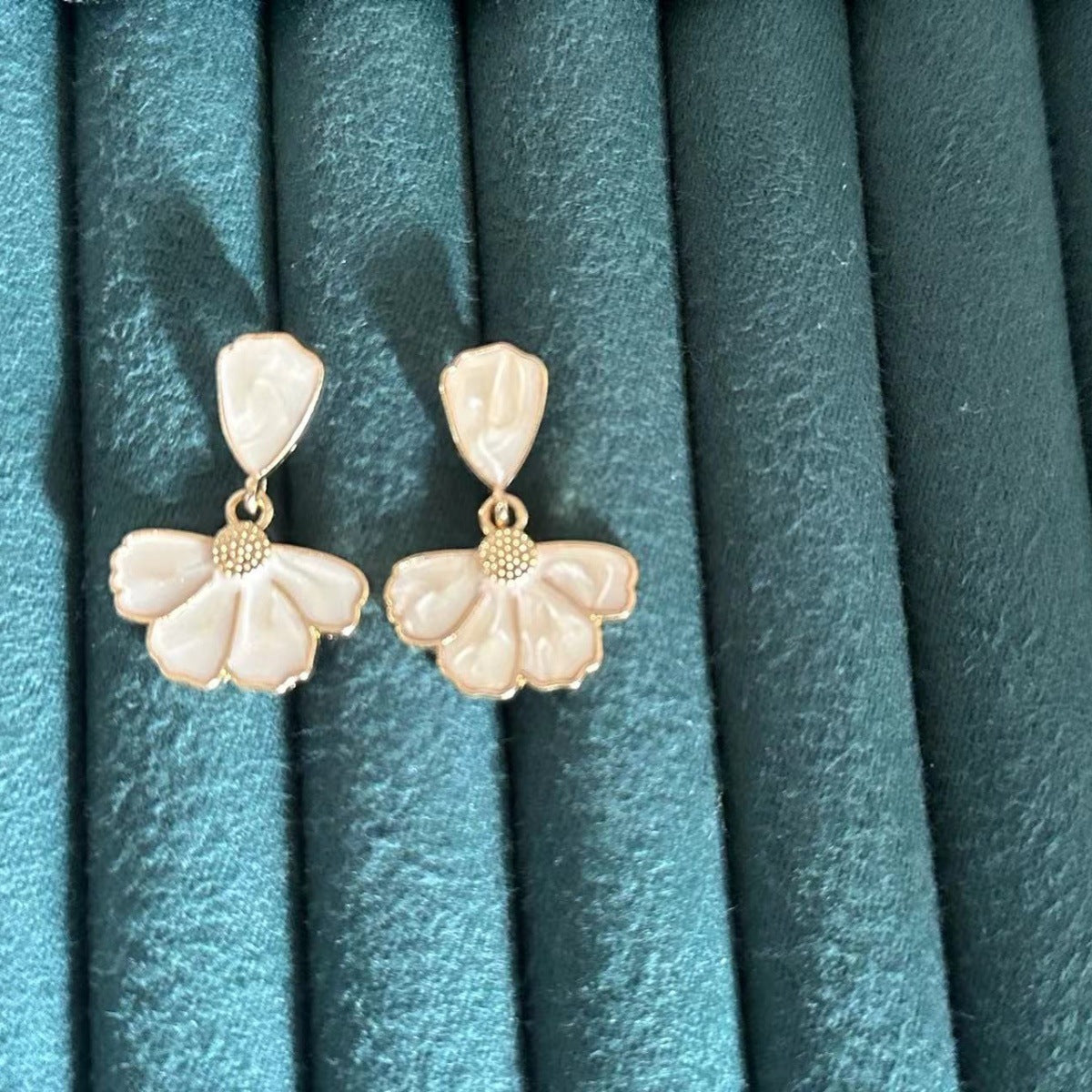 2024 a fan leaf zinc alloy one love women's earrings drop oil high-end sense Joker ladies jewelry direct sales