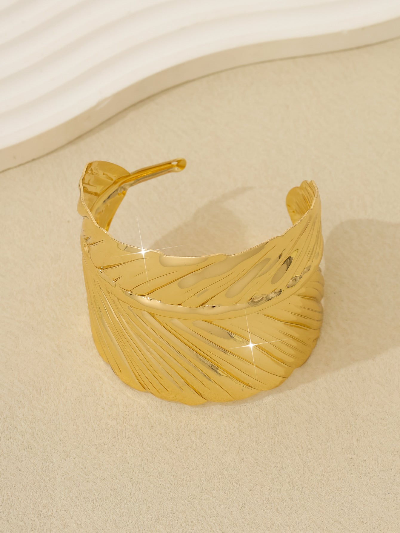 Wholesale One Piece of Fashionable and Simple Metal Leaf Open Bracelet Suitable for Women's Daily Wear