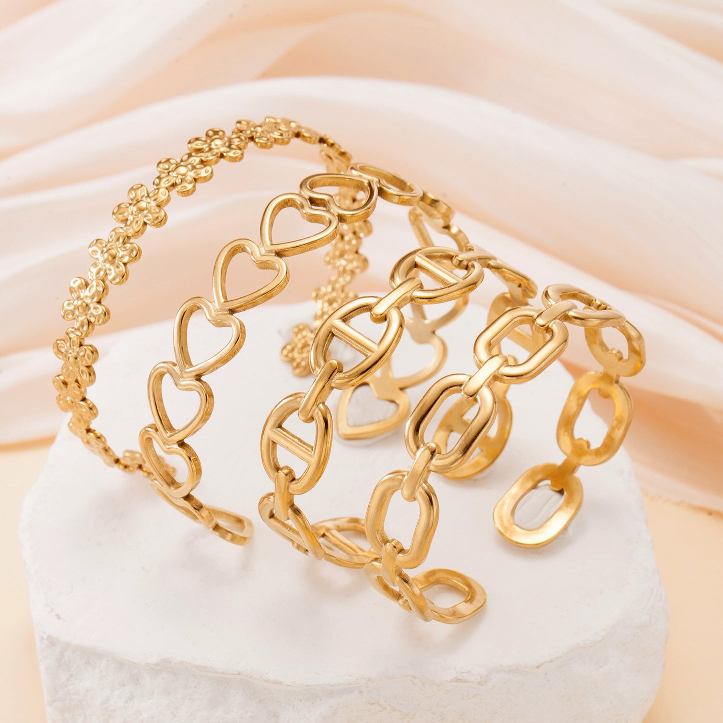 Cross-Border Retro Oil-Pressed Stainless Steel Hollow Heart Flower Bracelet Electroplated High-End Light Luxury Women's Bracelet Wholesale