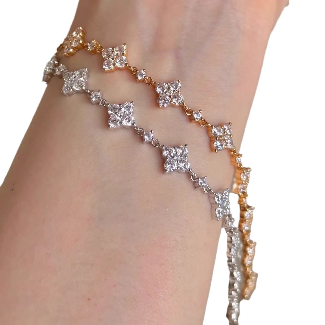 Broken Diamond Four-Leaf Clover Bracelet for Women, Light Luxury and Exquisite Jewelry, Super Flash Zircon Flower Bracelet, Versatile Design Accessories