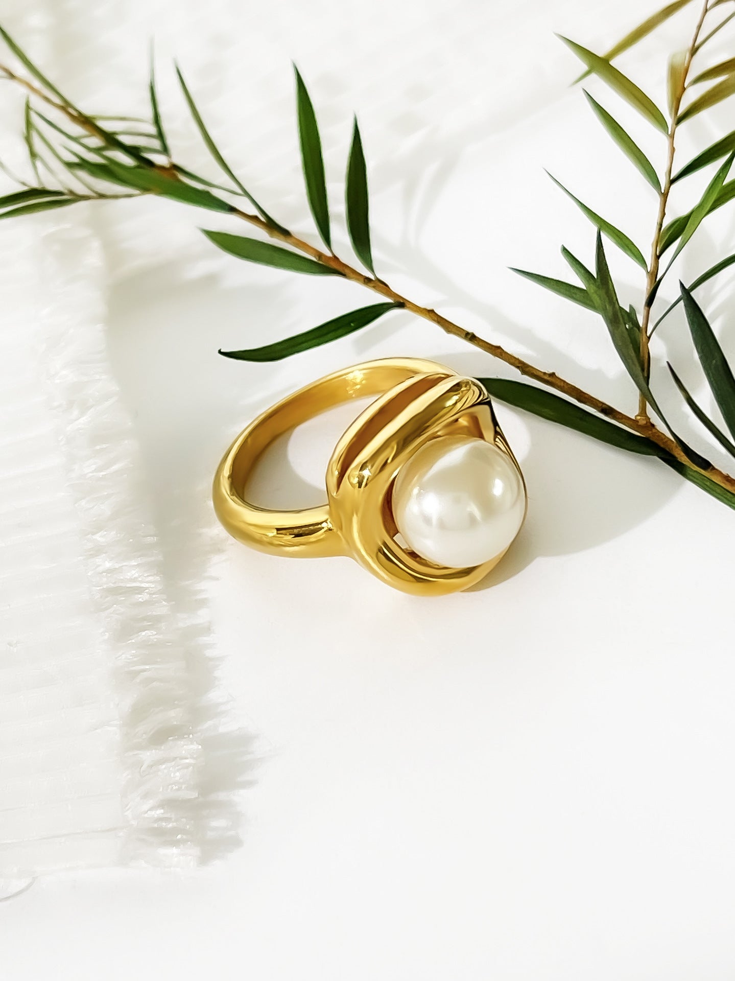 Cross-border new style light luxury fashion titanium steel inlaid pearl 18K gold Waterproof high texture elegant all-match women's ring