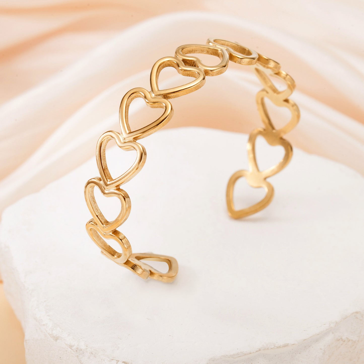 Cross-Border Retro Oil-Pressed Stainless Steel Hollow Heart Flower Bracelet Electroplated High-End Light Luxury Women's Bracelet Wholesale