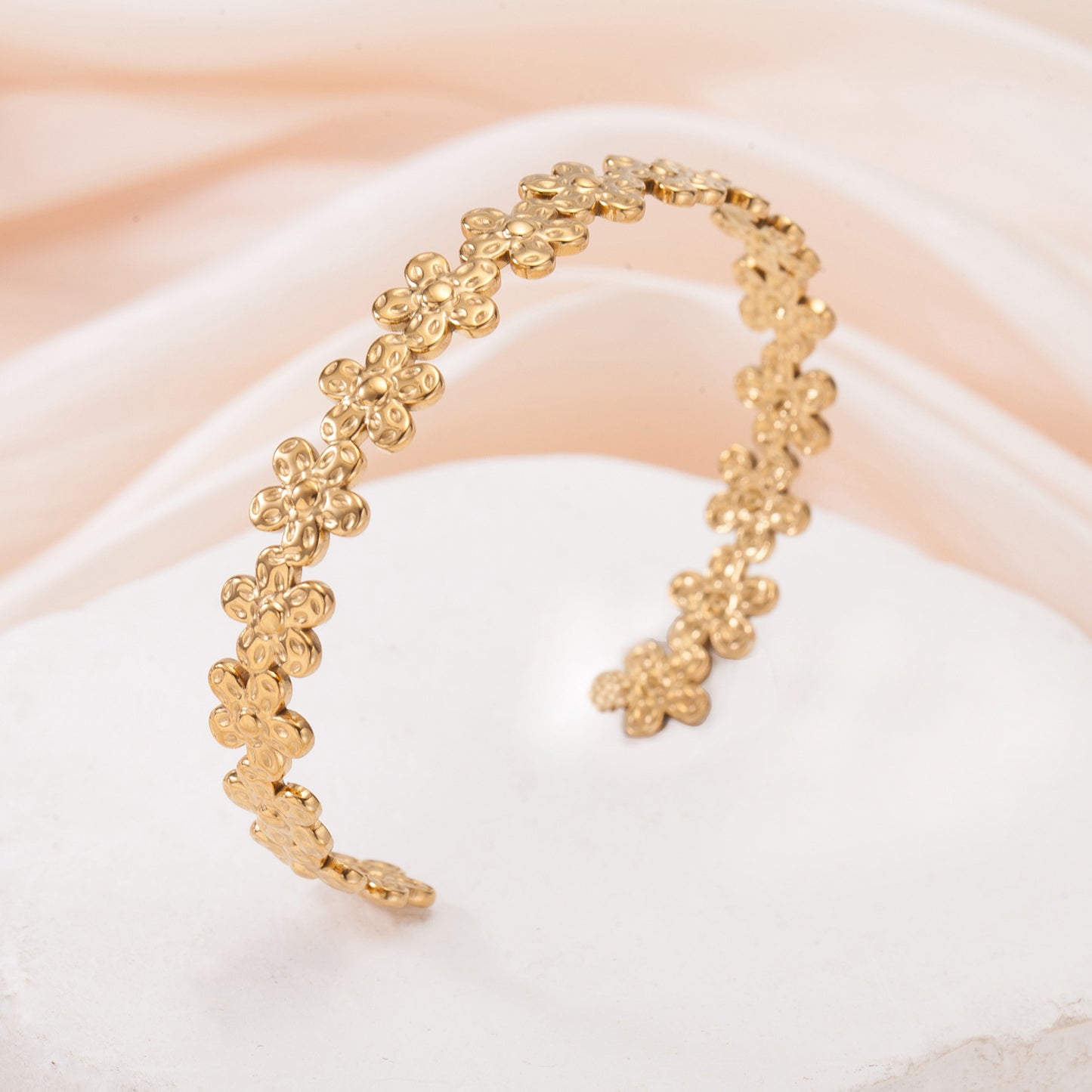 Cross-Border Retro Oil-Pressed Stainless Steel Hollow Heart Flower Bracelet Electroplated High-End Light Luxury Women's Bracelet Wholesale
