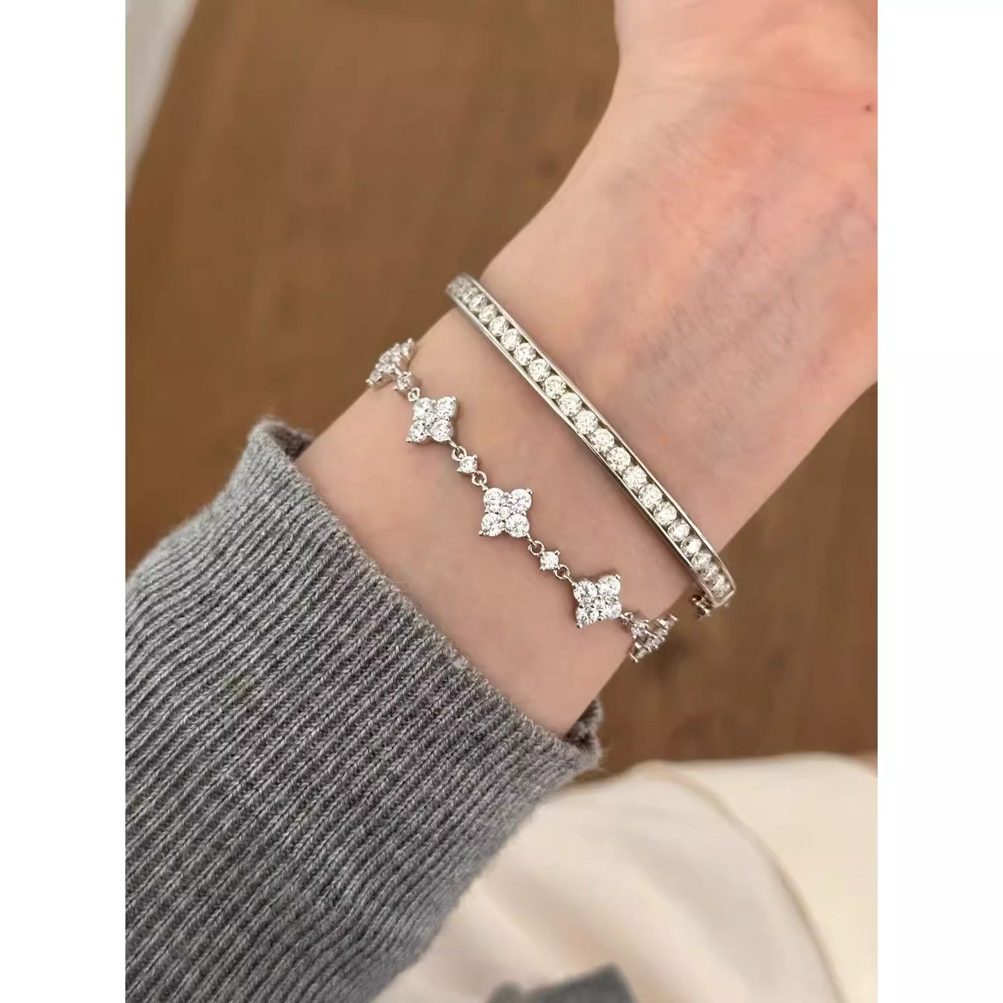 Broken Diamond Four-Leaf Clover Bracelet for Women, Light Luxury and Exquisite Jewelry, Super Flash Zircon Flower Bracelet, Versatile Design Accessories