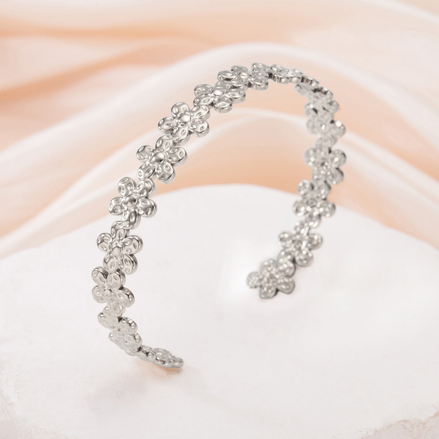 Cross-Border Retro Oil-Pressed Stainless Steel Hollow Heart Flower Bracelet Electroplated High-End Light Luxury Women's Bracelet Wholesale