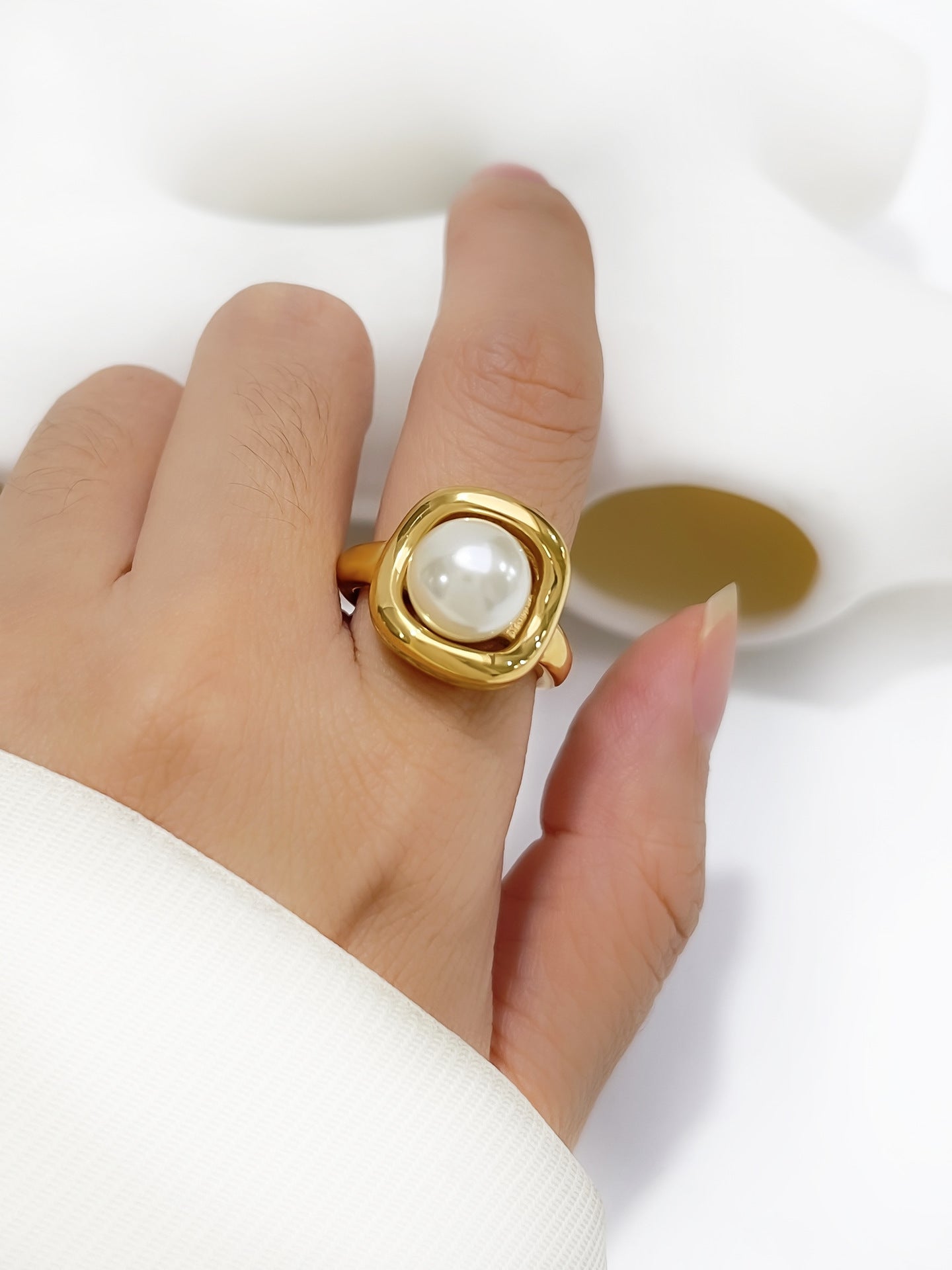 Cross-border new style light luxury fashion titanium steel inlaid pearl 18K gold Waterproof high texture elegant all-match women's ring