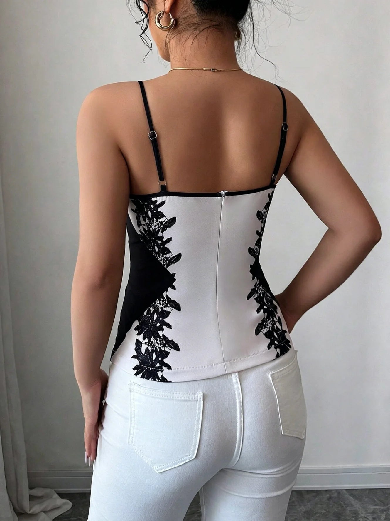 Women's Black White Lace Embroidery Cami Top V-Neck Spaghetti Strap Slim Fit Corset Style Camisole for Party, Daily & Club Wear